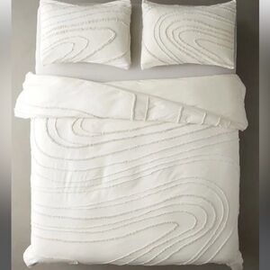 NWT Swirl Tufted King Duvet + 2 shams (Urban Outfitters)